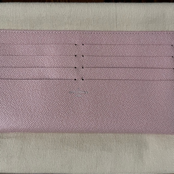 EUC Louis Vuitton Epi Pochette Felice. Rose Ballerine. Silver removeable chain. - Picture 15 of 16